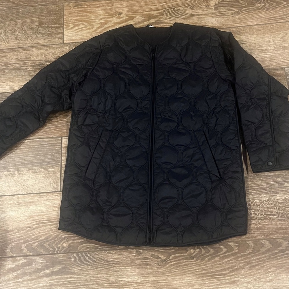 Athleta Women's Black Puffer Jacket- zippered pockets 
NWOT